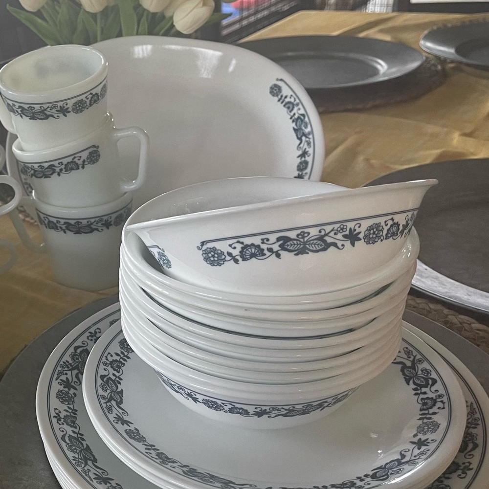 Corelle by Corning Old Town Blue Floral Fan 8" Round Vegetable Bowls-1 Bowl